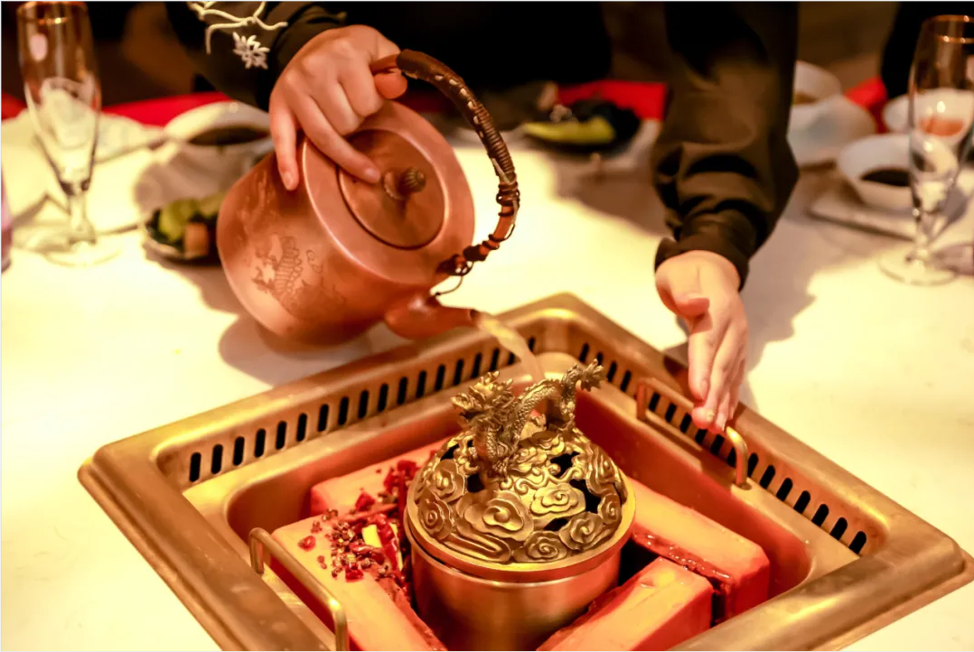 暖锅“新物种”强势崛起！“发酵锅底”正在升级暖锅赛道